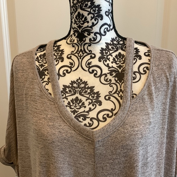 NWOT. Woman’s short sleeve cut out neckline top with twisted front hemline. - Picture 2 of 10